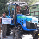 Penyerahan bantuan alsintan untuk kelompok tani di Bojonegoro.