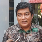 Pengamat politik dari Universitas Airlangga (Unair) Surabaya Airlangga Pribadi Kusman diwawancarai wartawan usai menjadi narasumber diskusi publik di kampus B Unair, Surabaya, Rabu (21/8). foto: DIDI ROSADI/ BANGSAONLINE
