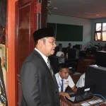 SIDAK: Bupati Sidoarjo Saiful Ilah didampingi Wabup Nur Ahmad Syaifuddin saat memantau UNBK di SMPN 3 Candi, Selasa (2/5). foto: Kominfo Sidoarjo