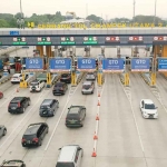 Suasana kendaraan yang ada di gerbang tol.