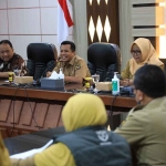 Asisten Perekonomian dan Pembangunan Pemkot Kediri, Ferry Djatmiko (tengah), saat menerima pimpinan dan anggota Komisi D DPRD Jateng. Foto: Ist