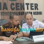 Kasi Pidum Kejari Kabupaten Kediri, Aji Rahmadi (kiri) dan Kasi Intel, Iwan Nuzuardhi saat menggelar jumpa pers. Foto: MUJI HARJITA/ BANGSAONLINE