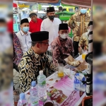 Gubernur Jawa Barat, Ridwan Kamil, didampingi Bupati Bangkalan ketika makan sate di parkiran Makam Syaikhona Kholil.