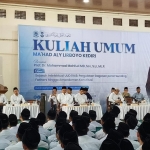 Prof. Dr. Moh. Mahfud MD saat memberi kuliah umum di hadapan ribuan santri Lirboyo.  Foto: MUJI HARJITA/ BANGSAONLINE