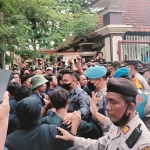 Ratusan mahasiswa Unira Pamekasan saat melakukan demo yang menuntut evaluasi 4 tahun kepemimpinan Bupati Baddrut Tamam. 