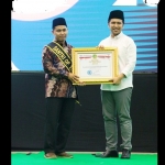 Wakil Gubernur Jatim Terpilih Emil Elestianto Dardak saat memberikan penghargaan kepada Pondok Pesantren Amanatul Ummah. Foto: Istimewa