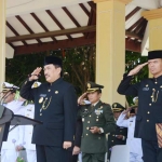 ?PIMPIN: Wabup Sidoarjo menjadi inspektur upacara Peringatan HUT ke-72 Provinsi Jatim, di Alun-alun Sidoarjo, Kamis (12/10). Foto: kominfo sda