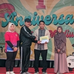Penyerahan santunan anak yatim yang diserahkan oleh Wali Kota Madiun. Foto: Hendro Suhartono/BANGSAONLINE