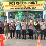 Kapolresta Sidoarjo Kombes Pol. Sumardji turun langsung melakukan pengecekan di pos check point penyekatan Exit Tol Tambak Sumur, Waru. (foto: ist)
