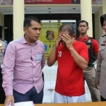 Syamsuri, anggota Satpol PP Surabaya tersangka pencabulan saat diamankan di Mapolrestabes Surabaya.