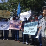 Para wartawan anggota PWI Pasuruan saat menggelar demo di mapolres setempat mengecam kekerasan terhadap wartawan.