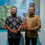 Bupati Gresik Fandi Akhmad Yani bersama Kepala BKPSDM Agung Endro Dwi Setyo Utomo menunjukkan penghargaan BKN Award tahun 2025. Foto: ist.