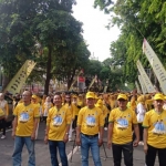 Ketua DPD Golkar Gresik Ahmad Nurhamim (tiga dari kiri) bersama pengurus dan kader saat ikuti senam massal. Foto: Ist.