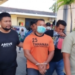 Pelaku yang sudah mengenakan baju tahanan saat digelandang di Mapolres Pamekasan