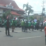 Puluhan ojol saat mengelar aksi demo di depan kantor DPRD Kota Pasuruan 
