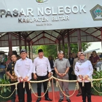 Menteri Perdagangan, Budi Santoso, saat meresmikan pasat tradisional di Kelurahan Nglegok, Kabupaten Blitar.