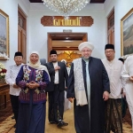 Gubernur Khofifah saat bersilaturahmi dengan Maulana Al Syeikh Afeefuddin Bin Abdul Qodir Mansoor Al Jailani.