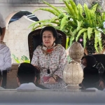 Megawati bersama Guruh Soekarnoputra saat berziarah ke makam ayahandanya, Soekarno, di Kota Blitar.