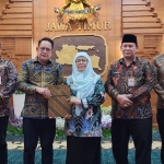 Pj Gubernur Jawa Timur Adhy Karyono menyerahkan Surat Perintah Tugas (SPT) kepada Khoirani sebagai Plt Bupati Situbondo. Foto: Devi Fitri Afriyanti/BANGSAONLINE