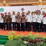 DILANTIK: Pengurus PHRI Kabupaten Sidoarjo pose dengan kepala OPD pemkab usai dilantik, Selasa (5/11). foto: MUSTAIN/ BANGSAONLINE