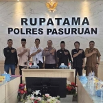 Jajaran Polres Pasuruan dan para tokoh silat saat mengikuti kegiatan yang dipimpin Kapolda Jatim.