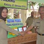 Launching "Kotak Pedes" di Kecamatan Palang yang langsung diterima oleh Camat Palang, Sugeng Winoto. foto: suwandi/BANGSAONLINE