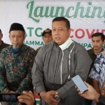 
Ketua DPRD Kabupaten Kediri Dodi Purwanto (tengah) dan Ketua PD Muhamadiyah Kabupaten Kediri, Achmad Fanani Sumali (berbaju batik kedua dari kiri).