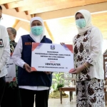 Gubernur Jawa Timur, Khofifah Indar Parawansa saat menyerahkan 26 ventilator kepada lima belas Rumah Sakit Rujukan Covid-19 di lima daerah tersebut bertempat di Pendopo Kabupaten Sidoarjo, Rabu (16/9). foto: ist/ bangsaonline.com
