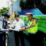 AKBP Adewira didampingi Dishub Kota Surabaya saat memeriksa surat dan kelaikan kendaraan.