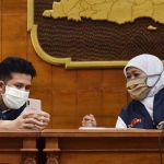 Wagub Emil Dardak berdiskusi dengan Gubernur Khofifah sebelum konferensi pers update penanganan Covid-19 di Gedung Negara Grahadi, Surabaya. foto: IST./ BANGSAONLINE 