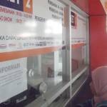 PESAN TIKET: Calon penumpang KA saat memesan tiket di Stasiun Sidoarjo, belum lama ini. foto: istimewa