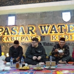 Bupati Kediri (tengah), saat menikmati kuliner malam di Pasar Wates. Foto: Ist