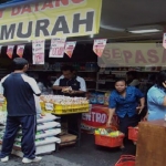 Pasar murah yang digelar Disperindag Pasuruan bertujuan membantu masyarakat memenuhi kebutuhan lebaran di masa pandemi. foto: ilustrasi.