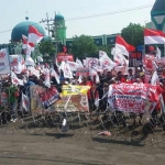 Ribuan massa Kesatuan Niaga Celluler Indonesia (KNCI) menggelar aksi demo di depan kantor DPRD Jawa Timur, Senin (2/4). foto: DIDI ROSADI/ BANGSAONLINE