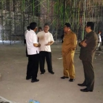 SIDAK: Bupati Sidoarjo H Saiful Ilah saat memantau perkembangan proyek Gedung Serba Guna, di kawasan Lingkar Timur Sidoarjo, Rabu (30/11). foto: mustain/ bangsaonline