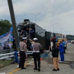 Kondisi bus usai menabrak pembatas jalan di ruas Tol Pandaan - Malang.