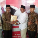 KH. Khalilurrohman saat mengembalikan berkas pendaftaran ke kantor DPC Gerindra Pamekasan.