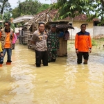 Kepala BPBD Bangkalan Rizal Morris bersama Kapolres dan Dandim Bangkalan turun ke Dusun Morlorong, salah satu wilayah terdampak banjir. 