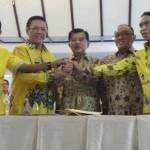 Dua kelompok pengurus Partai Golkar, yakni Idrus Marham (kiri), Agung Laksono (dua dari kiri), Aburizal Bakrie (dua dari kanan), dan Zainuddin Amali (kanan), bersama Jusuf Kalla (tengah) berpegangan tangan sebagai tanda islah Partai Golkar di rumah dinas Wakil Presiden, Jakarta, Sabtu (30/5/2015). foto: KOMPAS/ INDRA AKUNTONO