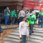 Kapolres Kediri Kota AKBP Eko Prasetyo saat memimpin langsung pembubaran kerumunan orang yang sedang antre makanan di restoran cepat saji McDonald