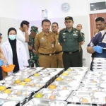 Sejumlah pejabat Sumenep saat meninjau pelaksanaan makan bergizi gratis perdana di SDN Pandian I.