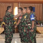 Koorsahli Kasal Mayjen TNI (Mar) Guntur IC Lelono SE melepas tanda peserta latihan.