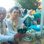 Salah satu mempelai yang melakukan prosesi nikah di KUA Tuban