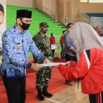 Plt. Wali Kota Pasuruan Raharto Teno Prasetyo, S.T. saat menyerahkan penghargaan kepada salah satu atlet.