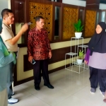 Sekwan DPRD Kabupaten Pasuruan saat melihat lokasi pojok UMKM bersama sejumlah pelaku usaha.
