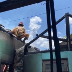 Petugas Damkar Kabupaten Kediri saat berusaha memadamkan api. (Ist). 
