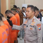 Kalolres Kediri, AKBP Bramastyo Priaji bertanya kepada para perlaku saat pers rilis di mapolres setempat.