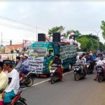 Massa FPI ketika konvoi mendatangi Mapolres Bangkalan.