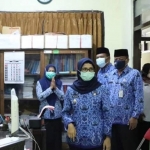 Bupati Blitar Rini Syarifah (tengah) saat melakukan sidak ke sejumlah kantor OPD.
