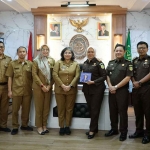 Pj Wali Kota Kediri dan Kajari Kota Kediri bersama jajaran. Foto: Ist